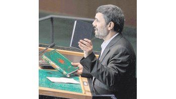 El presidente de Irán, Mahmud Ahmadineyad, exhibió un Corán y una Biblia durante su discurso ante la Asamblea General de la ONU. Pese a haber invocado a Dios, su retórica fue tan provocativa como siempre.