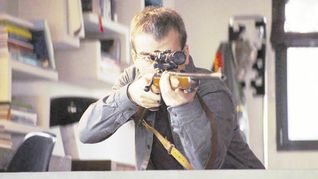 pequeña flor. Daniel Hendler no falla ni un solo disparo contra su vecino, pero éste siempre sobrevive.