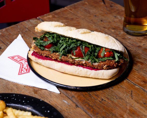 Los sándwiches son el fuerte de este lugar, dentro de los que se destaca el Girgolanesa. Los sándwiches son el fuerte de este lugar, dentro de los que se destaca el Girgolanesa.