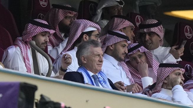 Macri fue mostrado por la transmición oficial del Mundial de Qatar en el la derrota con Arabia Saudita. Por ser considerado mufa, pidió que no lo muestren más.