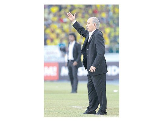 Alejandro Sabella da indicaciones durante el partido. «Tranquilo no estoy nunca porque tengo el honor de dirigir a la Selección argentina», dijo.