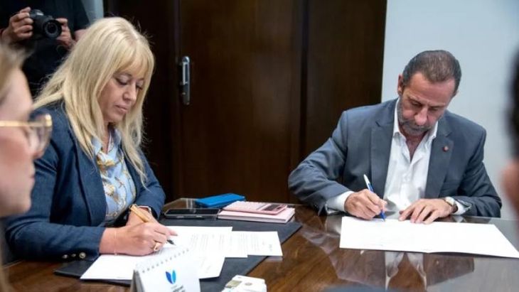 Rossana Chahla y Fernando Juri durante la firma del acuerdo con los empresarios. Rossana Chahla y Fernando Juri durante la firma del acuerdo con los empresarios.