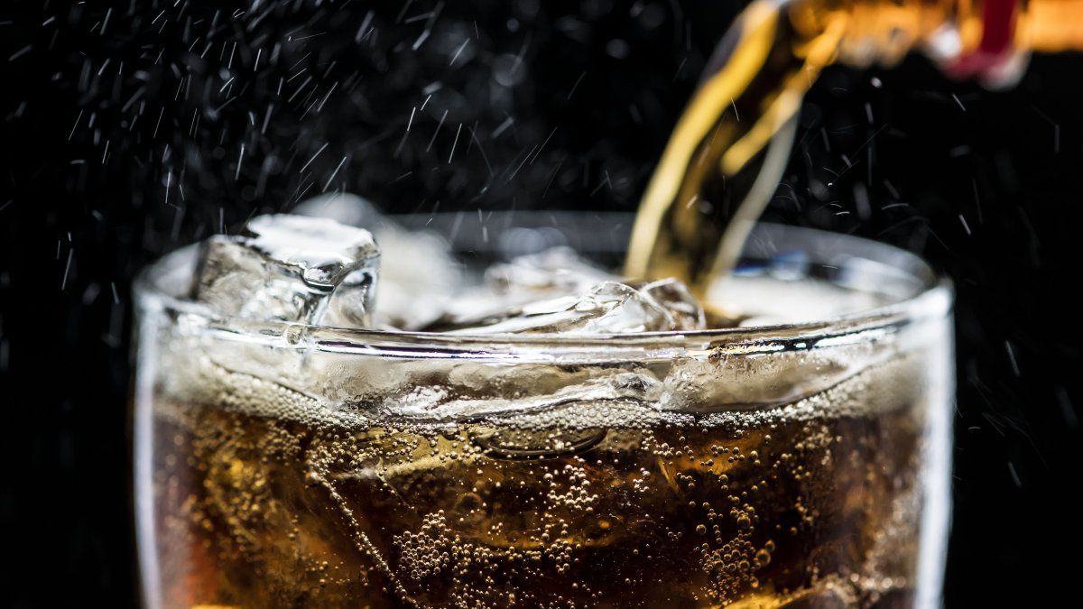 What is the impact of consuming sugary drinks and non-caloric sweeteners?