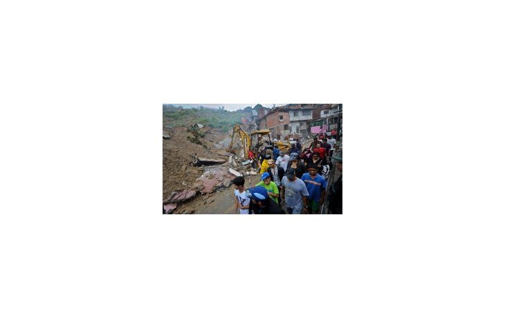 Los deslizamientos de tierras arrasaron viviendas precarias en barriadas pobres.