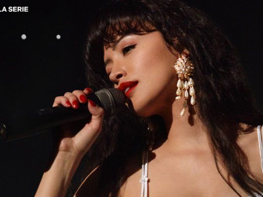 Poster de Selena: la serie, una producción sobre la legendaria cantante de música tex-mex.