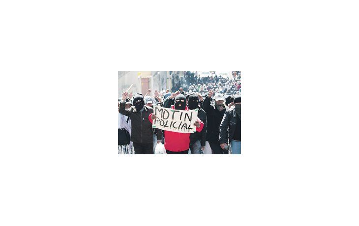 Policías de baja graduación continuaron exhibiendo ayer, en las inmediaciones del Palacio Quemado, en La Paz, consignas contra el presidente Evo Morales.