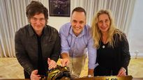 Los hermanos Milei posan con Adorni y una motosierra dorada. Fueron los principales defensores del funcionario.