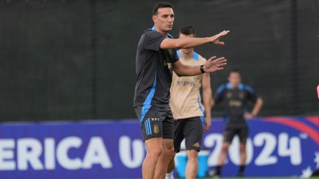 Lionel Scaloni en el entrenamiento de esta tarde despejará varias dudas para la formación titular que enfrentará mañana a Chile.