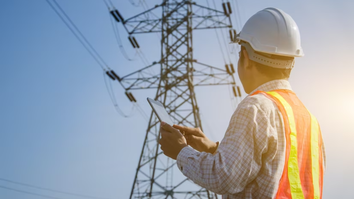 Personal de la Comisión Federal de Electricidad realiza pruebas de termografía en subestaciones eléctricas para identificar puntos calientes y prevenir la pérdida de energía por disipación de calor en las redes de transmisión de alta tensión.