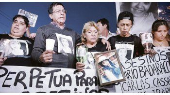 Marcha. Ayer, la madre de Araceli encabezó la marcha pidiendo justicia junto a decenas de familiares y amigos..