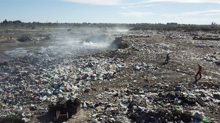 El basural a cielo abierto de Bariloche genera toneladas de residuos diarias. El basural a cielo abierto de Bariloche genera toneladas de residuos diarias.