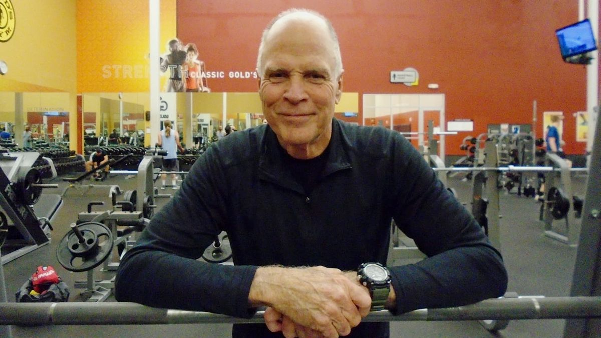 He is 83 years old, he is the longest physical coach and reveals his secrets to be more agile and strong