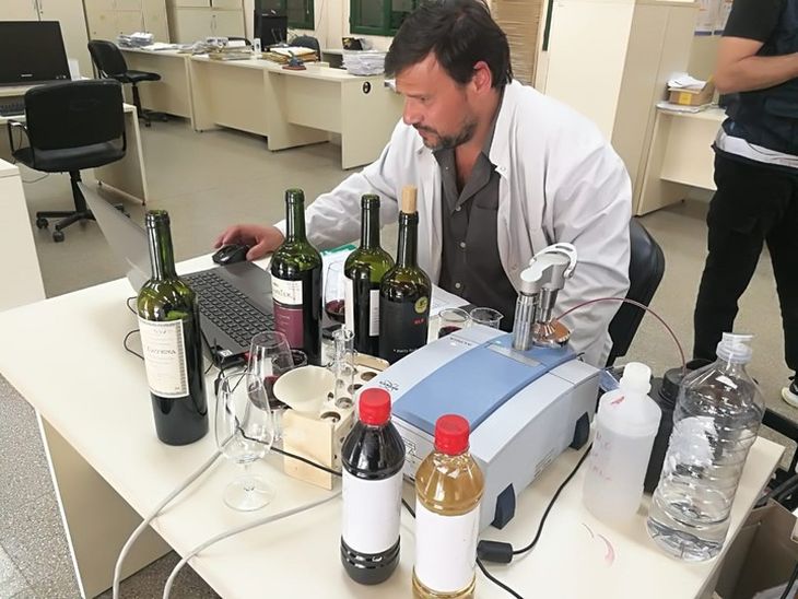 En 2019, el INV - junto a la Policía Federal y la AFIP - decomisó un cargamento de 1900 botellas falsificadas. En 2019, el INV - junto a la Policía Federal y la AFIP - decomisó un cargamento de 1900 botellas falsificadas.