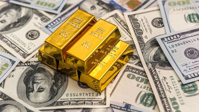 Aunque el oro suele ser considerado una cobertura frente a la inflación, pierde atractivo en contextos de tasas elevadas porque no ofrece rendimiento.