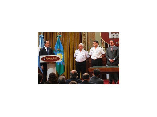 El gobernador Daniel Scioli y el ministro de Seguridad, Ricardo Casal, el día que puso en funciones a Hugo Matzkin en reemplazo de Juan Carlos Paggi.