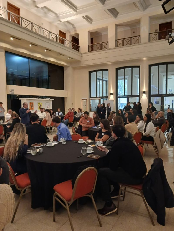 La jornada en la Bolsa de Comercio de Mendoza dejó planteado un desafío que atraviesa tanto a Recursos Humanos como a las áreas tecnológicas y a la dirección de las empresas: convertir el uso extendido de la inteligencia artificial en una capacidad institucional. La jornada en la Bolsa de Comercio de Mendoza dejó planteado un desafío que atraviesa tanto a Recursos Humanos como a las áreas tecnológicas y a la dirección de las empresas: convertir el uso extendido de la inteligencia artificial en una capacidad institucional.