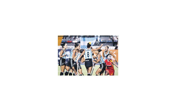 Las Leonas se abrazan tras marcar el tercer tanto que le dio la victoria y el pasaje a la semifinal.