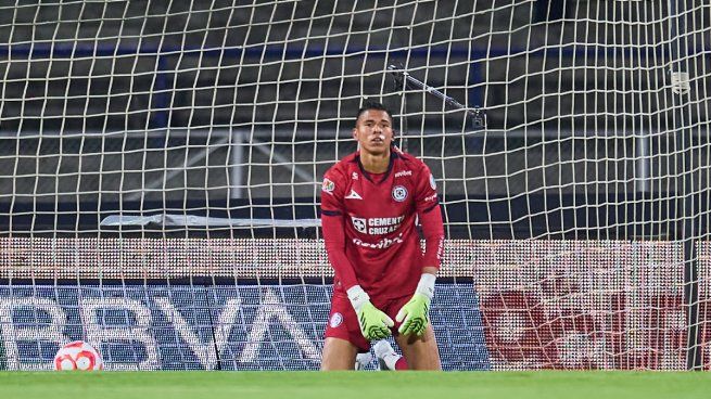 Kevin Mier volvió a ser víctima de su estilo de juego bajo los tres postes y regresaron los abucheos para el colombiano. Santiago Homenchenko, de Querétaro, aprovechó que el portero de Cruz Azul estaba adelantando para marcar un gol desde atrás de la media cancha.