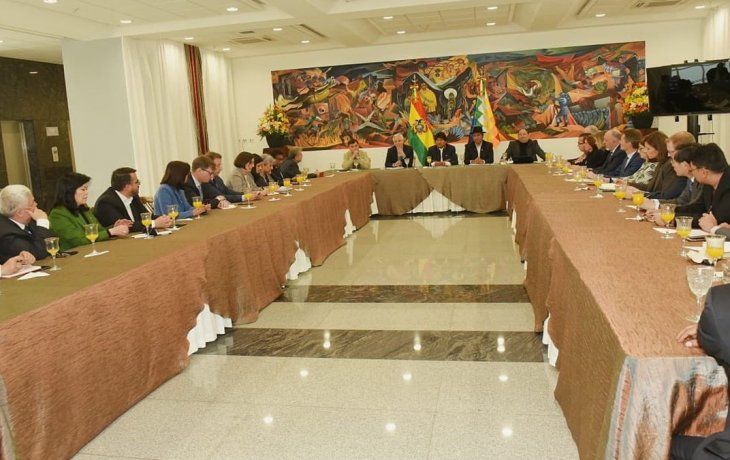 El mandatario Evo Morales junto con observadores, delegaciones diplom&aacute;ticas y de la Uni&oacute;n Europea y la OEA este martes.