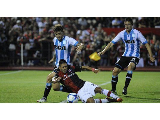 Dos jugadas en el área de Racing, las polémicas de la noche en Rosario