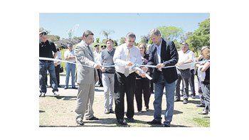 El vicegobernador Campana junto al ministro de Gobierno y el intenden-te local durante la inauguración del Polideportivo en Valle Hermoso.
