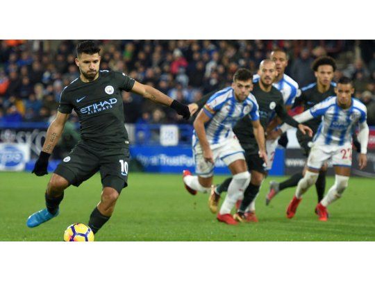 Agüero convirtió su noveno gol en el torneo inglés y quedó a uno de Salah, el máximo anotador de Liverpool.