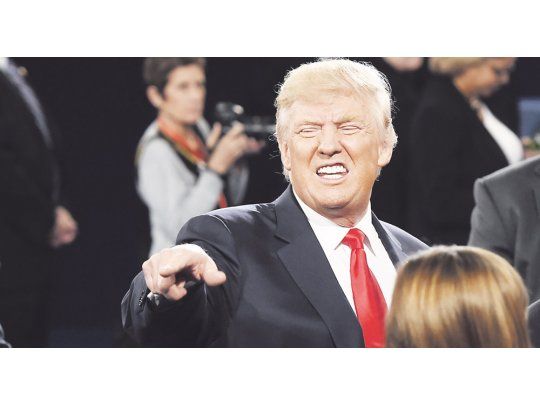 Furia. Donald Trump se prestó a posar con miembros de la audiencia tras el debate. El gesto parece dirigido a los republicanos que lo resisten.