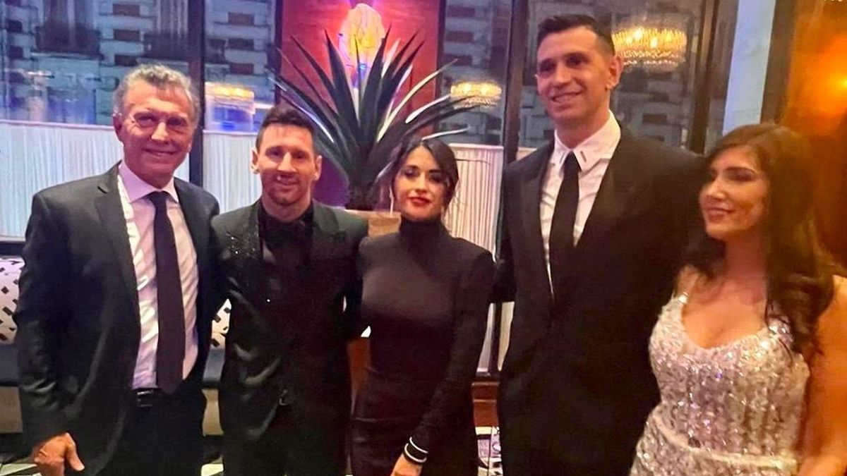 Macri aproveitou a gala de premiação do The Best para tirar uma foto com Messi e Dibu Martínez