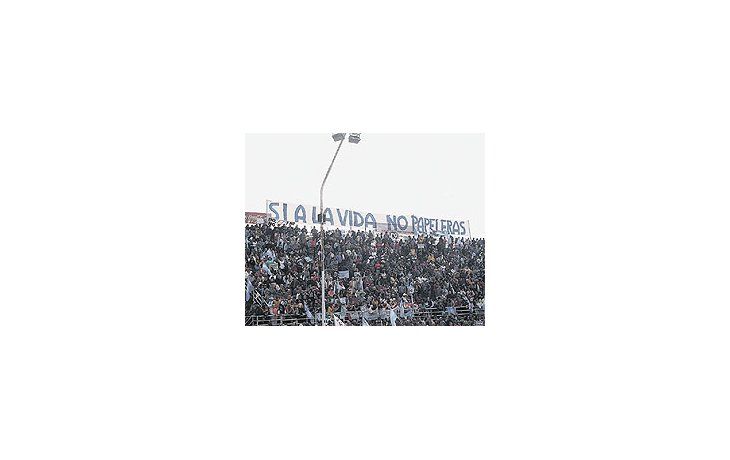 ámbito.com | Una de las tantas pancartas que resumen la posición de todos los habitantes de la ciudadde Gualeguaychú corona una de las tribunas del corsódromo durante el acto del viernespasado.