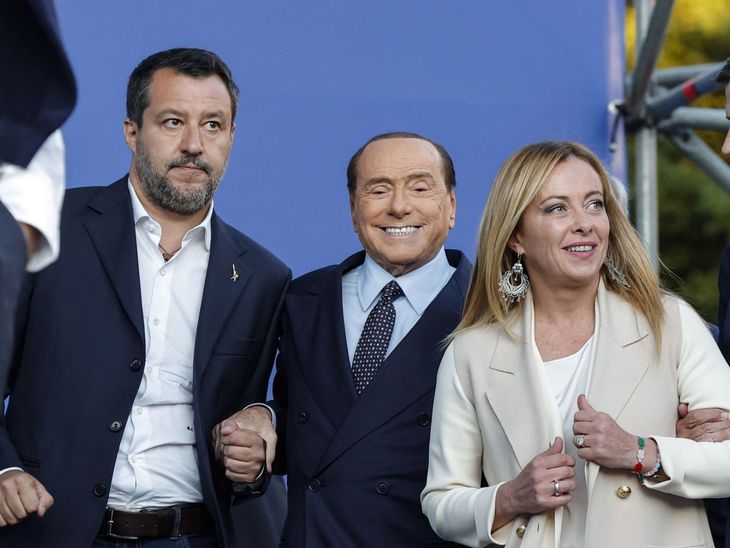 La futura primera ministra de Italia, Giorgia Meloni, y sus socios, Matteo Salvini y Silvio Berlusconi.