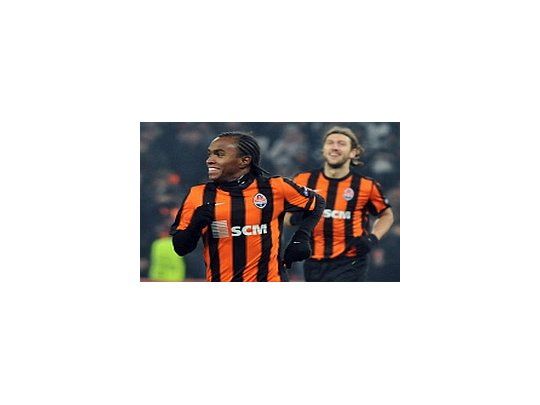 El brasileño Willian festeja su gol, fue el segundo convertiro por el FC Shakhtar en su triunfo a la Roma.