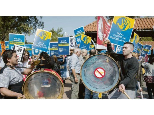 Manifestación. Dueños de inmobiliarias y martilleros se movilizaron a la residencia presidencial para pedir por la reforma de la ley.