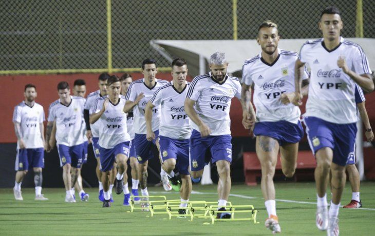 Scaloni piensa en poner todo en juego y ante Qatar jugarían Messi, Agüero y Martínez