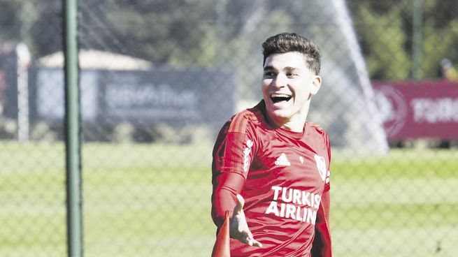 con confianza. Llega Julián Álvarez tras el hat-trick ante Sarmiento.
