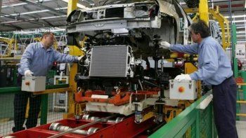 La UIA advirtió que la actividad industria acumula una contracción de 9,0% en los primeros cuatro meses del año.