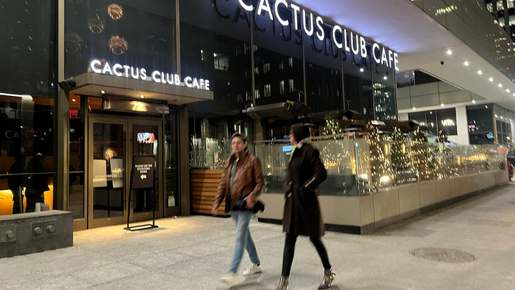 Afuera del Cactus Club Café el termómetro marcaba -18 grados. Adentro, no solo se conversaba sobre minería. Afuera del Cactus Club Café el termómetro marcaba -18 grados. Adentro, no solo se conversaba sobre minería.