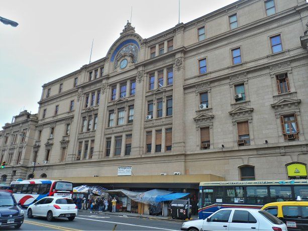 La empresa Nueva Estación Once S.A. ocupaba más de 20.000 m² con locales comerciales y estacionamientos. La empresa Nueva Estación Once S.A. ocupaba más de 20.000 m² con locales comerciales y estacionamientos.