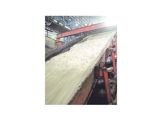 China, el tercer mayor productor y consumidor mundial de azúcar, enfrentará un déficit por más de 2 millones de toneladas, por lo que podría importar el año próximo.