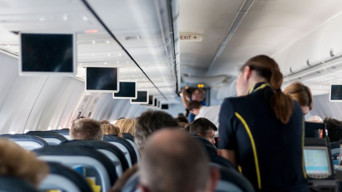Air deregulation: they reduce the minimum number of cabin crew on passenger flights