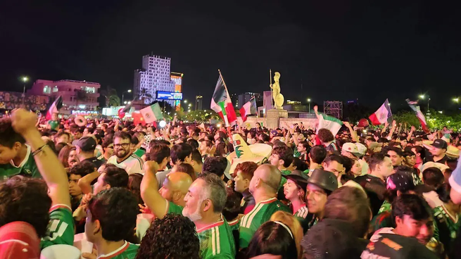Festejos en la Minerva por triunfo de Selección Mexicana.