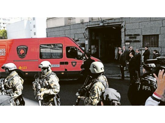 Operativo. En medio de un importante operativo de seguridad se esperó el traslado  del cuerpo a la morgue de la Ciudad de Buenos Aires.