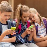 El Parlamento australiano aprobó la primera ley del mundo que prohíbe redes sociales a menores de 16 años. El Parlamento australiano aprobó la primera ley del mundo que prohíbe redes sociales a menores de 16 años.