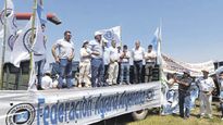 campaña. El operativo clamor esta en la calle en todas sus versiones. Carteles piden una o un presidente Kirchner. En la costa se repitieron los vuelos con anuncios sobre pretensiones de Juan Grabois mientras el campo protestó en asamblea de entidades en las rutas.