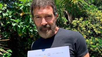 Antonio Banderas se encuentra aislado.