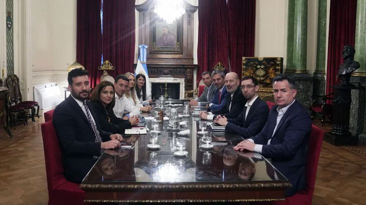 Rodrigo de Loredo en una mesa de trabajo con diputados libertarios, ¿compartirán alianza en Córdoba? Rodrigo de Loredo en una mesa de trabajo con diputados libertarios, ¿compartirán alianza en Córdoba? 