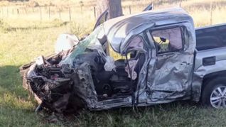 La Volkswagen Amarok quedó fuera de la calzada tras el impacto; el camión sufrió daños pero su conductor resultó ileso. La Volkswagen Amarok quedó fuera de la calzada tras el impacto; el camión sufrió daños pero su conductor resultó ileso.