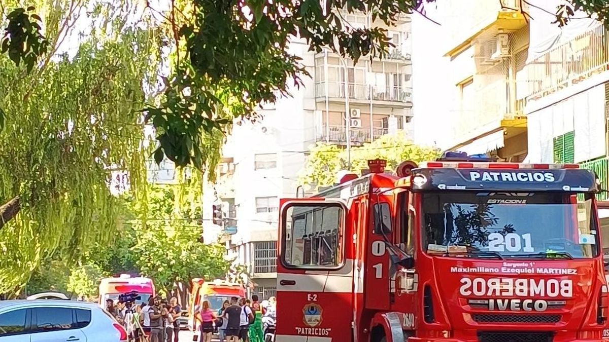 Fire in an apartment in Boedo: they evacuated the building and attended 17 people