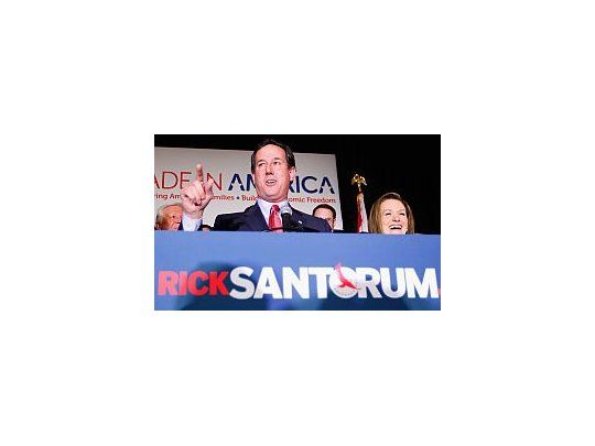 El candidato ultraconservador Rick Santorum reactivó la carrera para la candidatura republicana a la Casa Blanca.