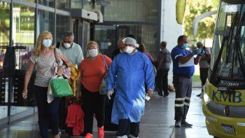 aerolineas ya repatrio mas de 11.000 argentinos y el gobierno reforzo controles para que cumplan la cuarentena