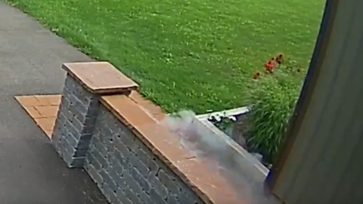 Historic: security cameras captured the fall of a meteorite in front of a house
